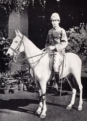 Winston Churchill a caballo en Bangalore, India en 1897, de 